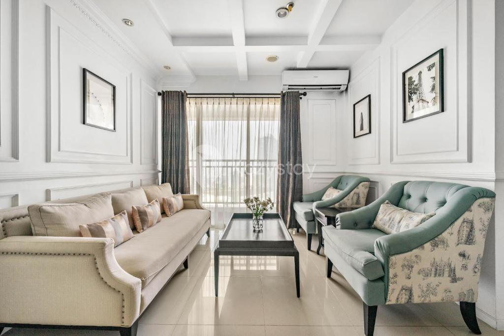 a living room with two couches and a table at Palais by Kozystay - Thamrin in Jakarta