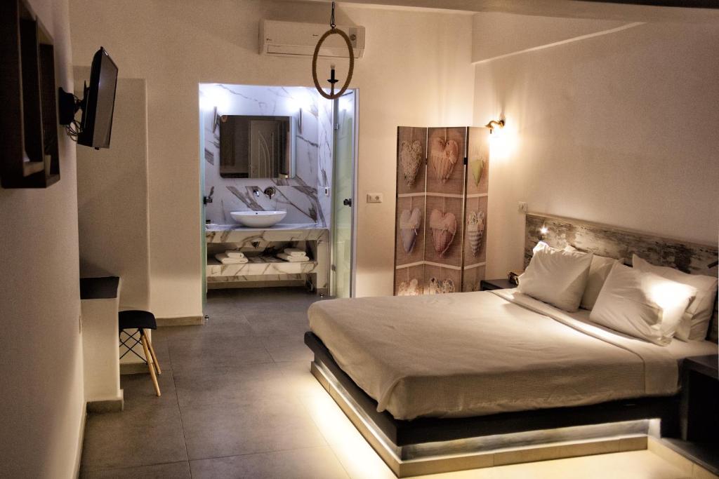 una camera con letto e un bagno con lavandino di Villa Galaxy Santorini a Firà