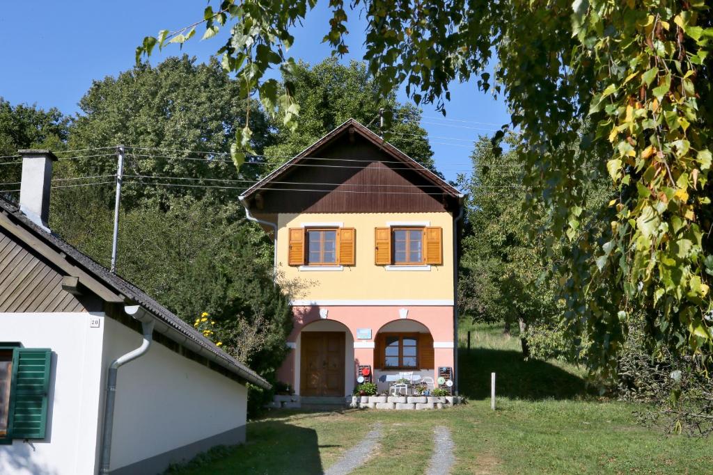 a small house with a brown roof at Kellerstöckl im Uhudlerland in Moschendorf