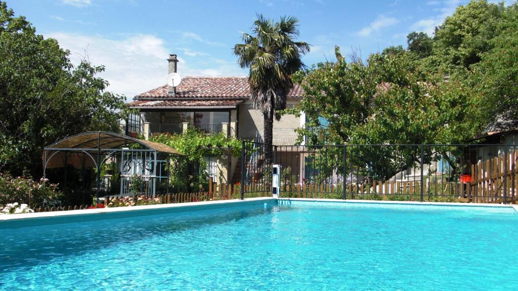 - une piscine en face d'une maison dans l'établissement Mas des TRAVES Anduze avec piscine, à La Barriére