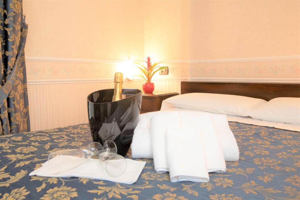 Postel nebo postele na pokoji v ubytování Hotel Arcobaleno Siena