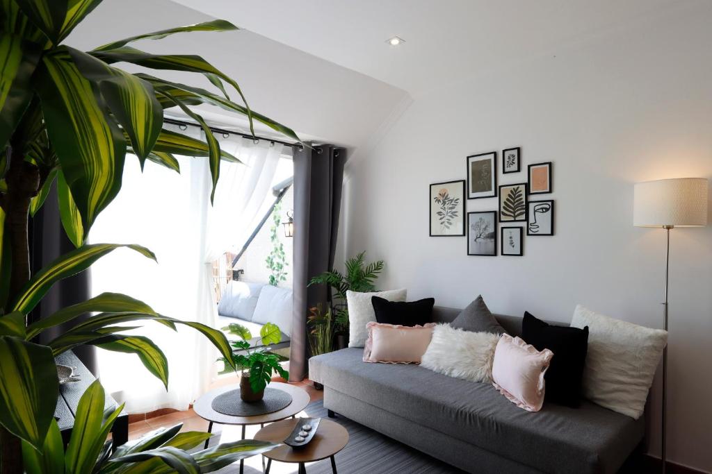 a living room with a couch and a table at Apartamento Terraza vistas a la Ria y Parking in Ribadeo