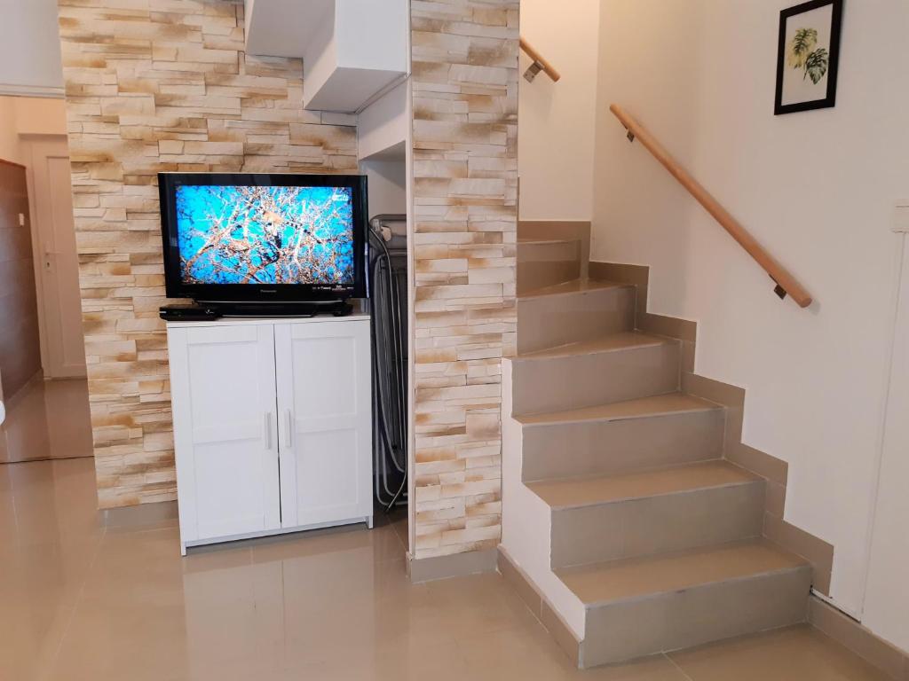 Telewizja i/lub zestaw kina domowego w obiekcie Holiday Home Balatonszárszó