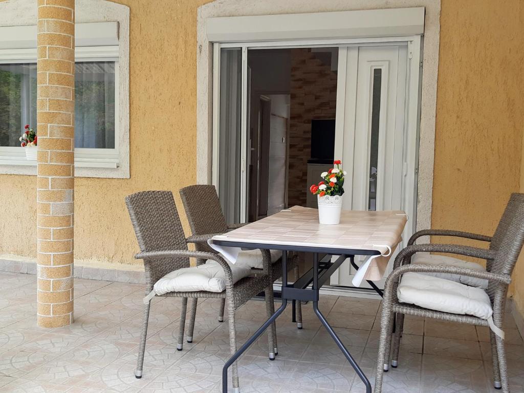 Patio lub wspólna przestrzeń na świeżym powietrzu w obiekcie Holiday Home Balatonszárszó
