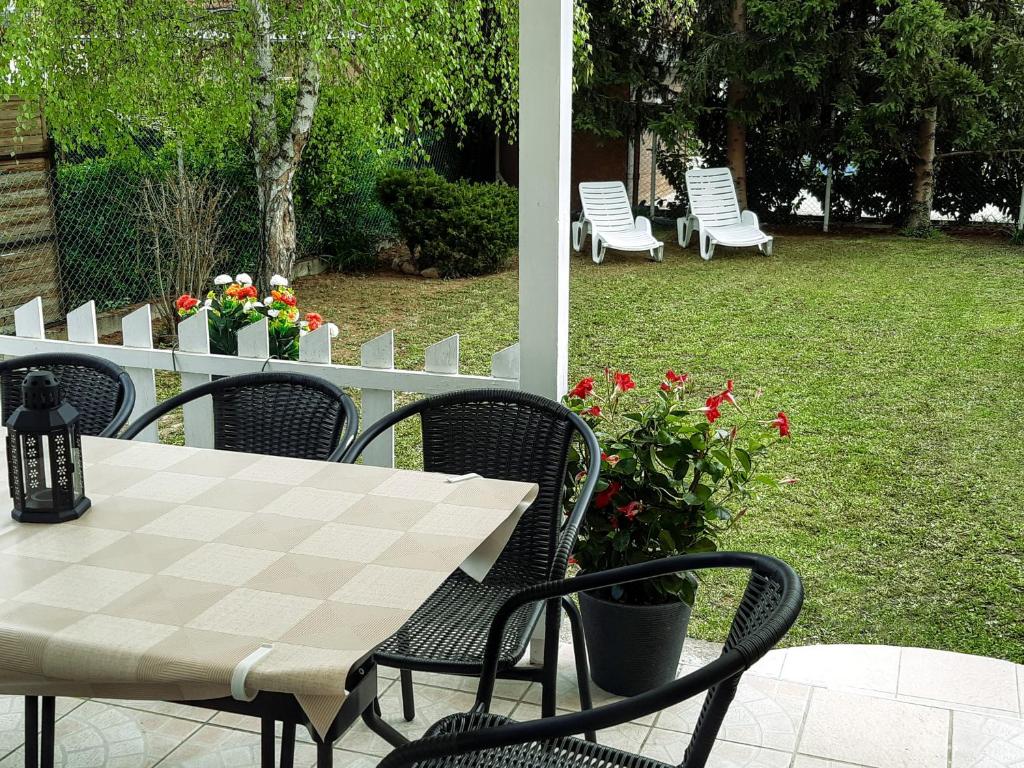 stół i krzesła na patio z dziedzińcem w obiekcie Holiday Home Balatonszárszó w mieście Balatonszárszó