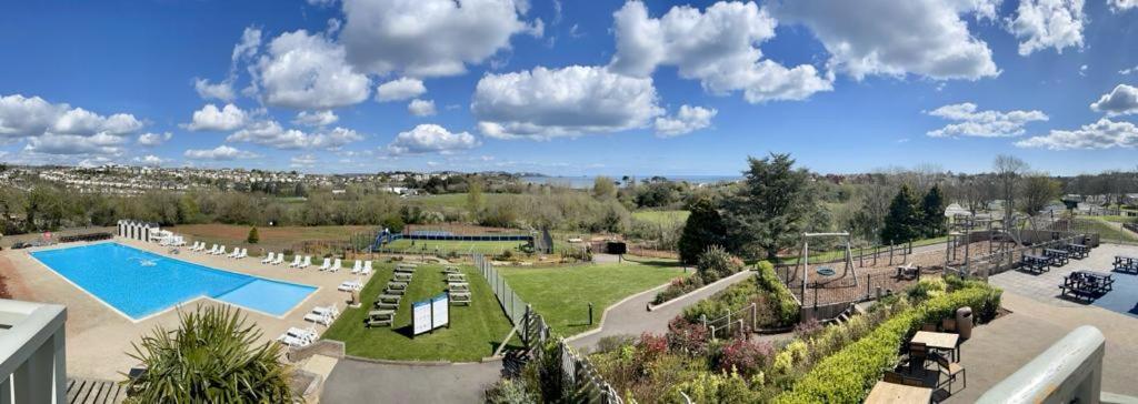 Bazén v ubytování Luxury Lodge - Hoburne Devon Bay nebo v jeho okolí
