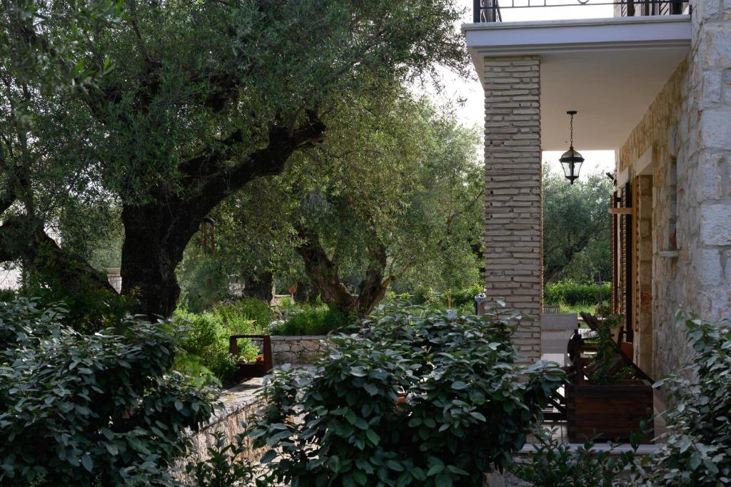 卡拉馬基的住宿－LIORIZA Country Houses，花园的背景是围栏和树木