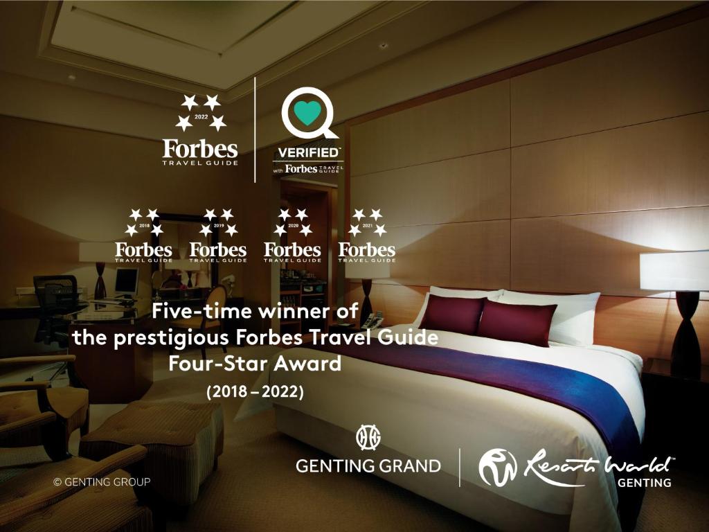 雲頂高原的住宿－雲頂名勝世界- 雲頂大酒店，一张酒店客房的标志,房间内设有一张床