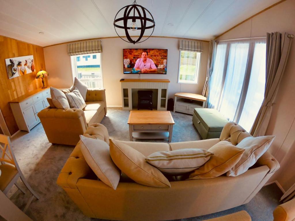 TV a/nebo společenská místnost v ubytování Luxury Lodge - Hoburne Devon Bay