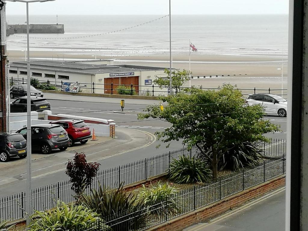 - Vistas a un aparcamiento situado junto a la playa en Ashton Holiday Flats Seaviews, en Bridlington