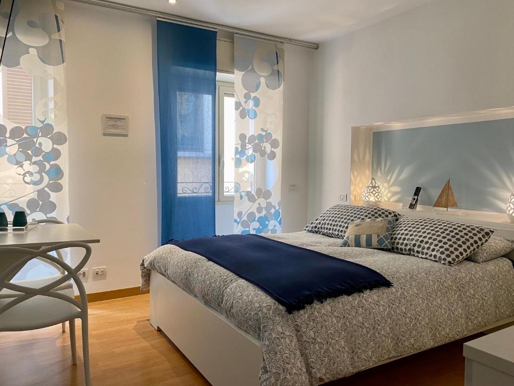 バヴェーノにあるLocanda Nelia Guest Houseのベッドルーム1室(ベッド1台、テーブル、窓付)