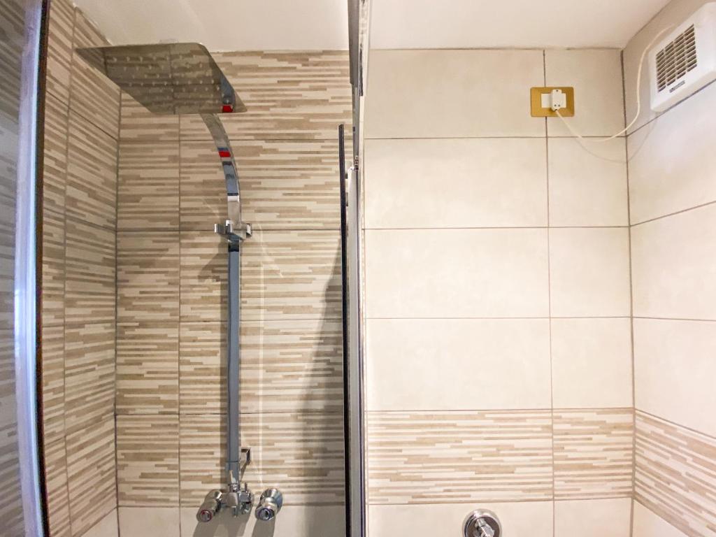 una doccia con porta in vetro in bagno di Appartamento Stella a Premadio