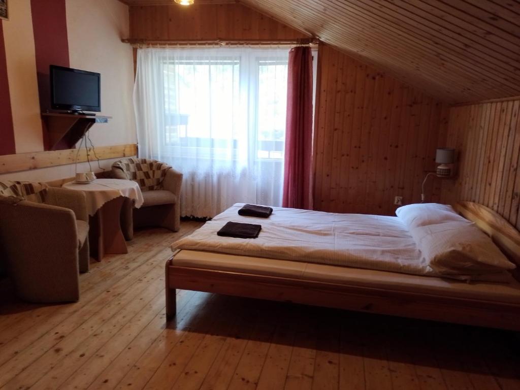 Un pat sau paturi într-o cameră la Pensjonat Syriusz