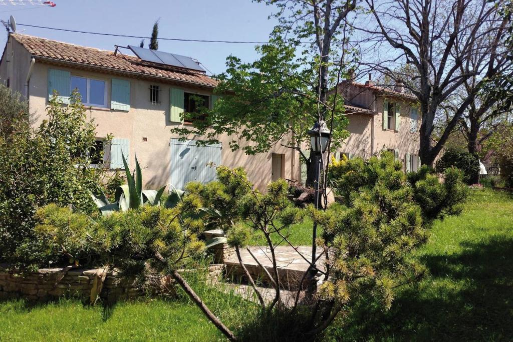 una casa con un árbol delante en Authentique mas provençal Gémenos, en Gémenos