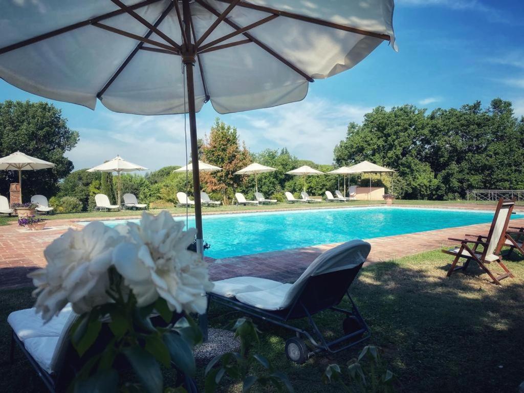 Bazén v ubytování Relais Villa Baldelli nebo v jeho okolí
