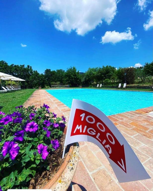 Bazén v ubytování Relais Villa Baldelli nebo v jeho okolí