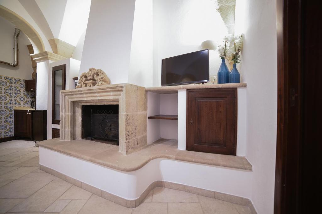 Televízia a/alebo spoločenská miestnosť v ubytovaní Milestone Inn Lecce