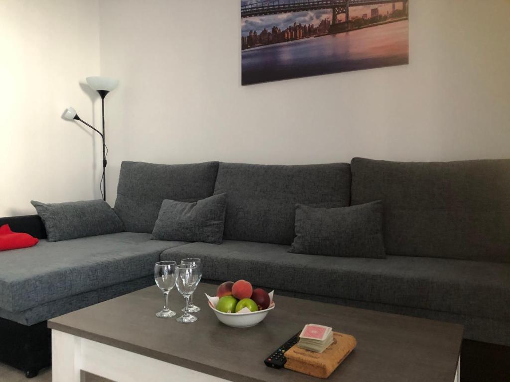 ein Wohnzimmer mit einem Sofa und einer Obstschale in der Unterkunft Casa Niky 25 in Puerto del Rosario
