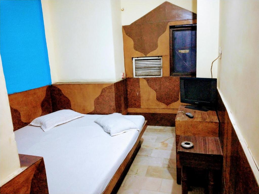 M guest house tesisinde bir odada yatak veya yataklar
