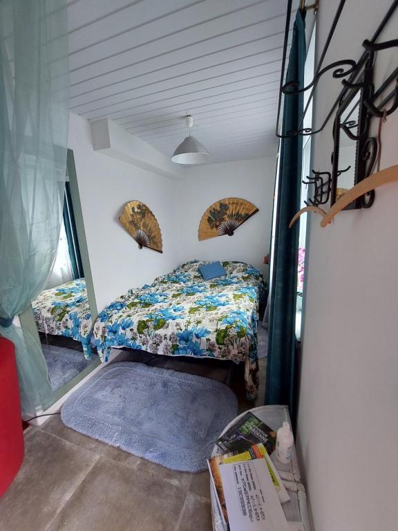 1 dormitorio con 2 camas en una habitación pequeña en Le Petit Dôme, en Bièvre