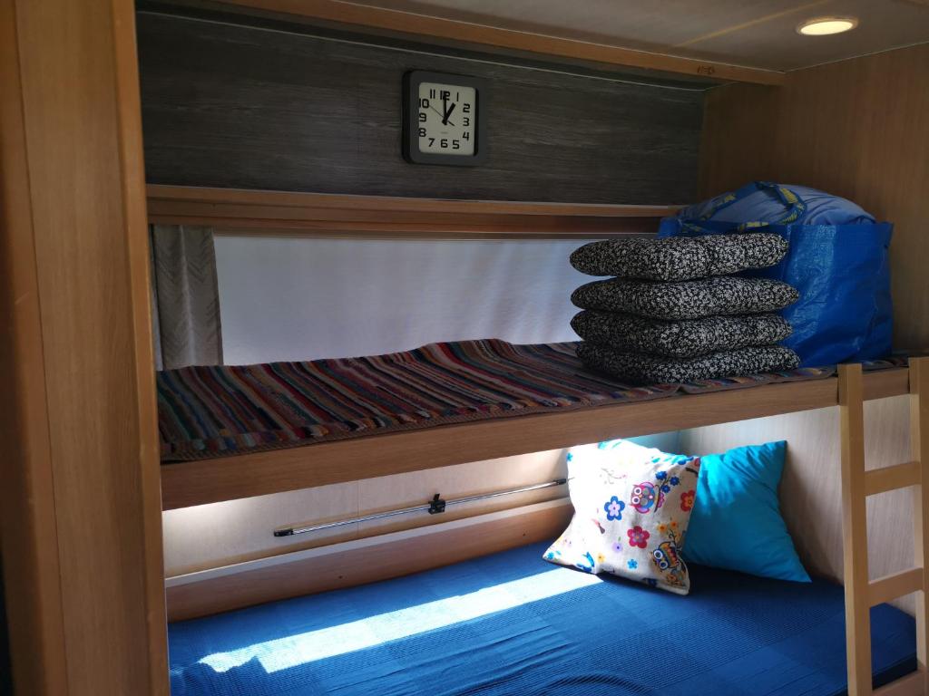 מיטה או מיטות קומותיים בחדר ב-Large camper in the olive grove