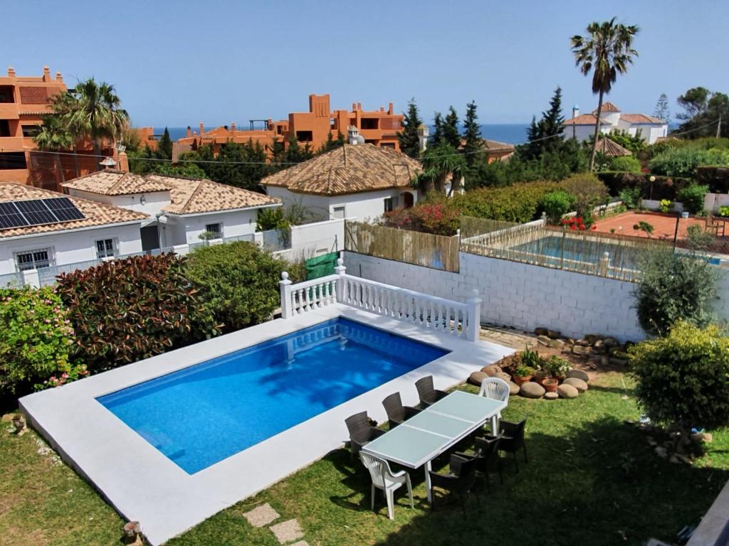una piscina en el patio trasero de una casa en Beautiful 5 Bedroom Villa, Sea Views, Private Pool, Estepona newly refurbished, en Estepona