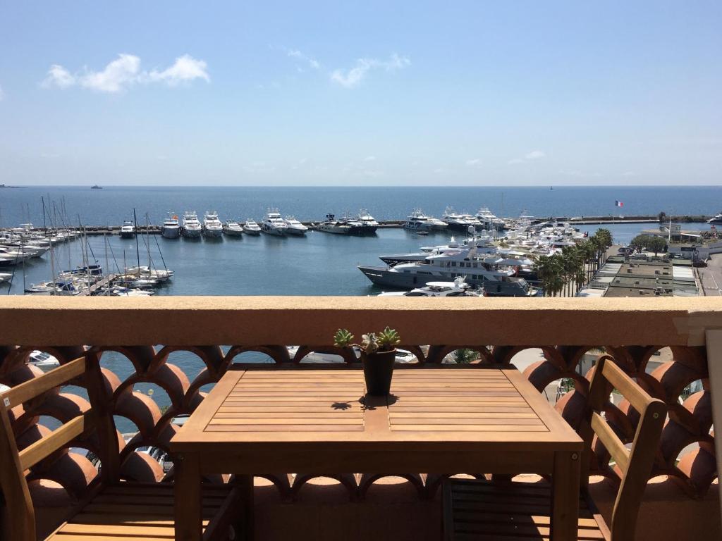 una mesa en un balcón con vistas al puerto deportivo en Safari Beach, en Golfe-Juan