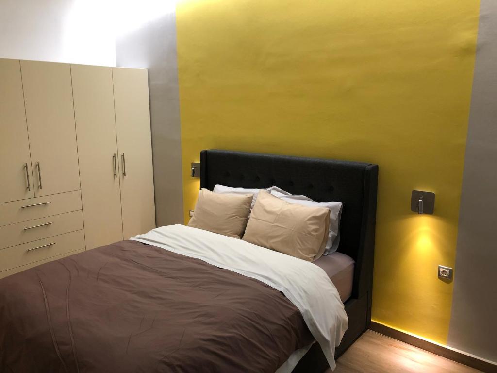 Postel nebo postele na pokoji v ubytování Royal Blue Grand Suite No 1