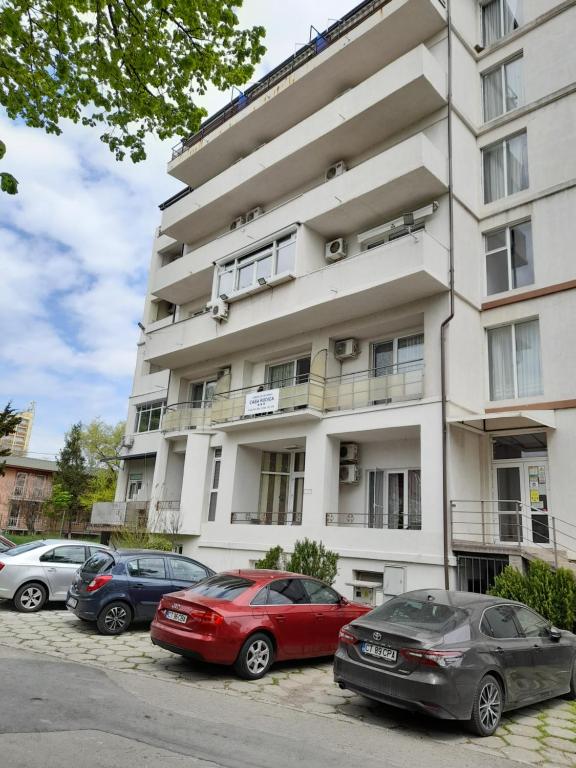 エフォリエ・ノルドにあるCamere de închiriat Darius 16 , 2 camereの前に車が駐車されている白い建物