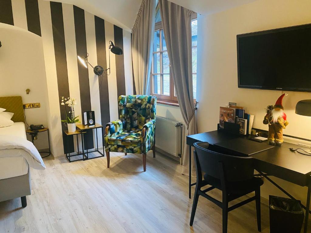 TV a/nebo společenská místnost v ubytování Relais & Châteaux Jagdhof Glashütte
