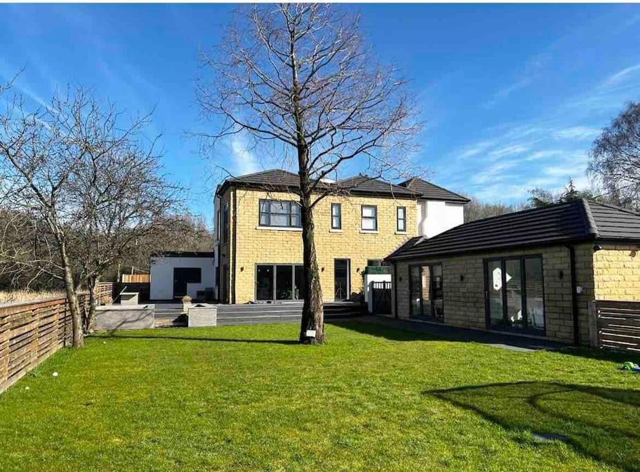 Manchester Luxury Country House Close To The City With Hot Tub & BBQ Fire Pit. - Five-Bedroom House