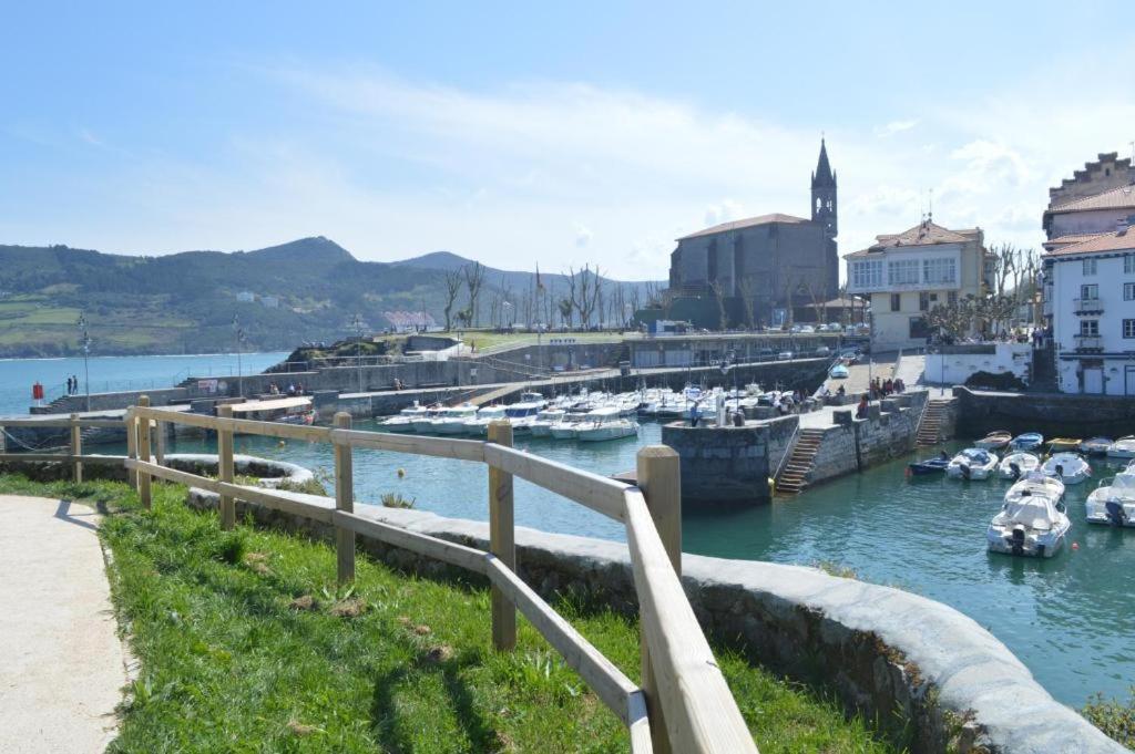 marina z łodziami na wodzie i budynkami w obiekcie BELLA VIST EBI-1039 w mieście Mundaka