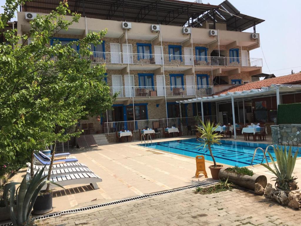 a hotel with a swimming pool in front of a building at shah sultan Ozturk Hotel in Pamukkale