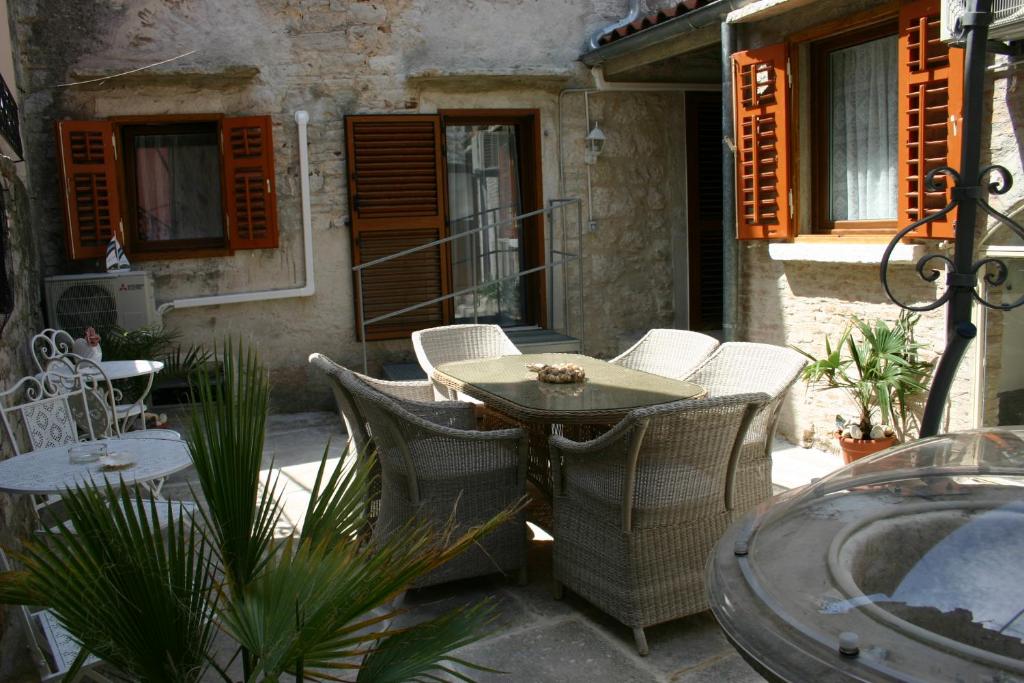Patio alebo iná vonkajšia časť ubytovania Studio Apartment La Maison de Catherine