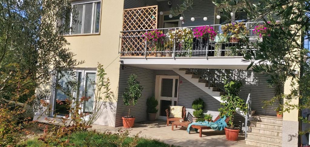 una casa con un balcón con plantas. en Casa Da Frida en San Giovanni in Persiceto