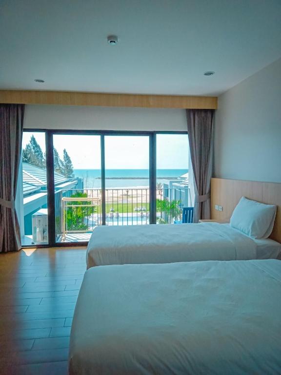 Postel nebo postele na pokoji v ubytování HATCHAO HERITAGE BEACH FRONT RESORT