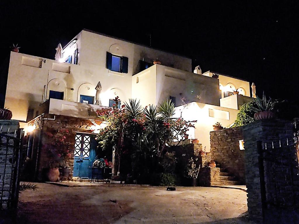ÓrmosにあるVilla Lontorfouの夜の灯りを持つ大きな白い家