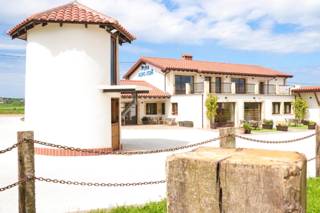 a house with a chain fence in front of it at Pura Agro Vida in Galizano