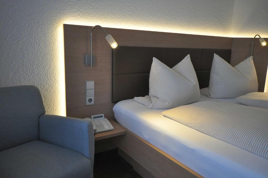 Postel nebo postele na pokoji v ubytování Hotel-Pension-Jasmin