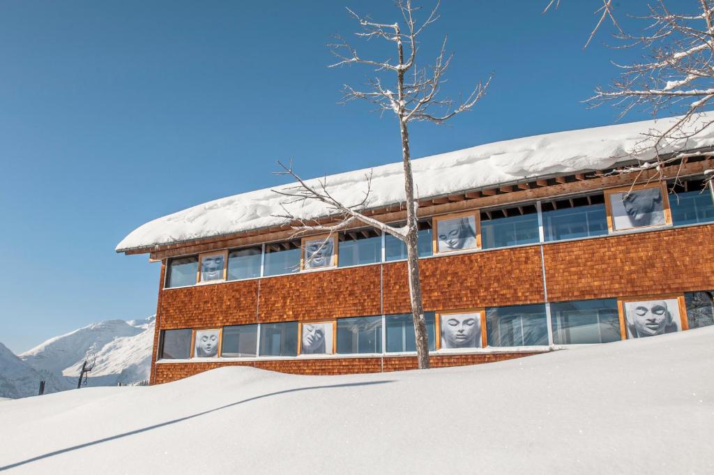 Nespecifikovaný výhled na hory nebo výhled na hory při pohledu z aparthotelu