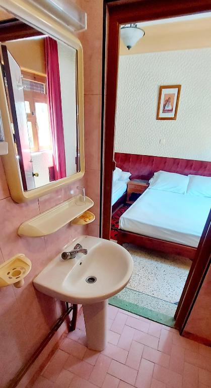 Postel nebo postele na pokoji v ubytování Hôtel National