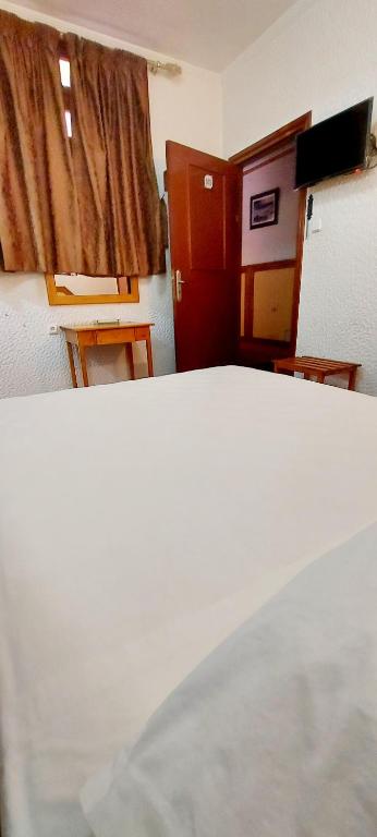 TV a/nebo společenská místnost v ubytování Hôtel National