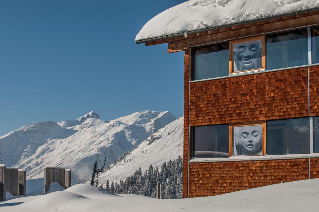Nespecifikovaný výhled na hory nebo výhled na hory při pohledu z aparthotelu