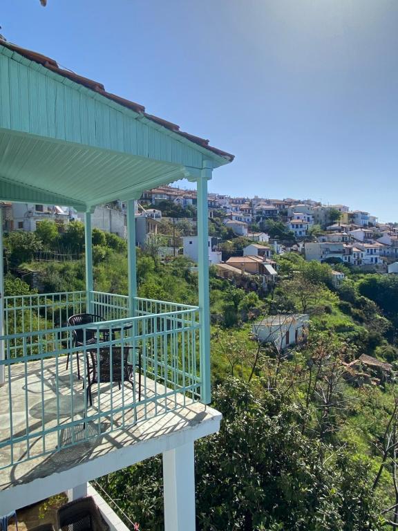una vista desde el balcón de una casa en The balcony, en Glossa