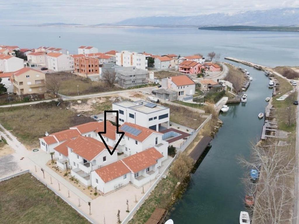 une vue aérienne sur une ville avec une rivière dans l'établissement Seafront new apartments Zdrijac XI, à Nin