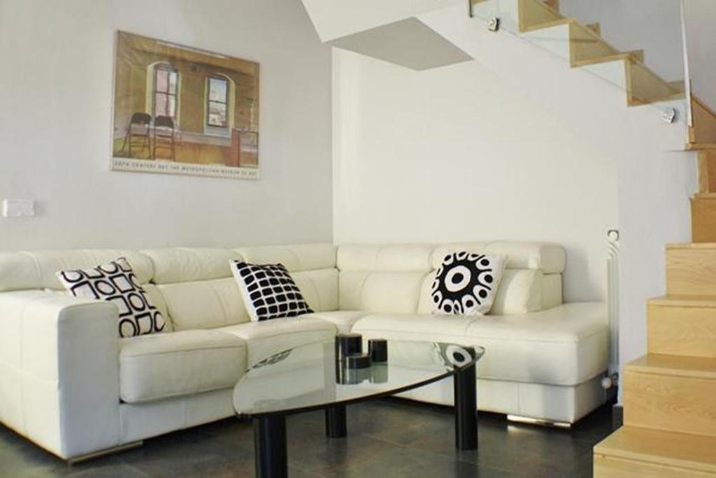 sala de estar con sofá blanco y mesa en ESLORA, en Platja d'Aro