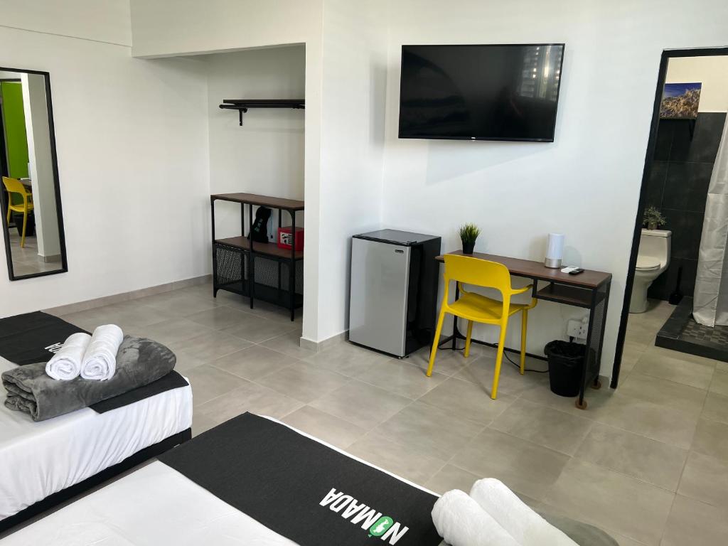 TV a/nebo společenská místnost v ubytování Nomada Beach Hostel- Isla Verde