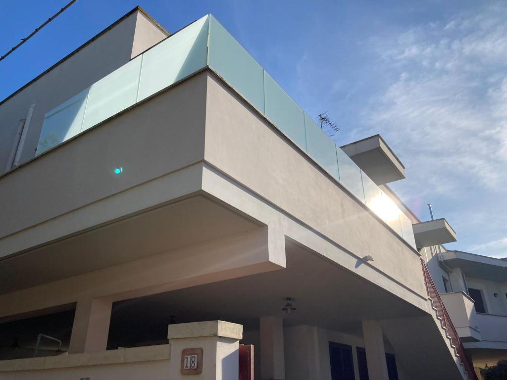 ein Gebäude mit einer Seitentreppe in der Unterkunft Appartamento a pochi passi dal mare in Porto Cesareo