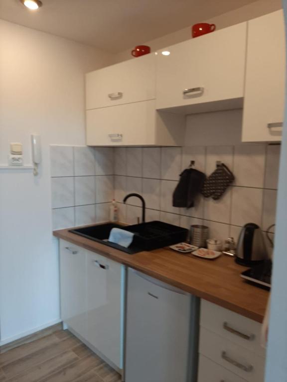 Kuchyňa alebo kuchynka v ubytovaní Apartamenty Marco 3 przy Dworcu-Stare Miasto-Super Wi Fi
