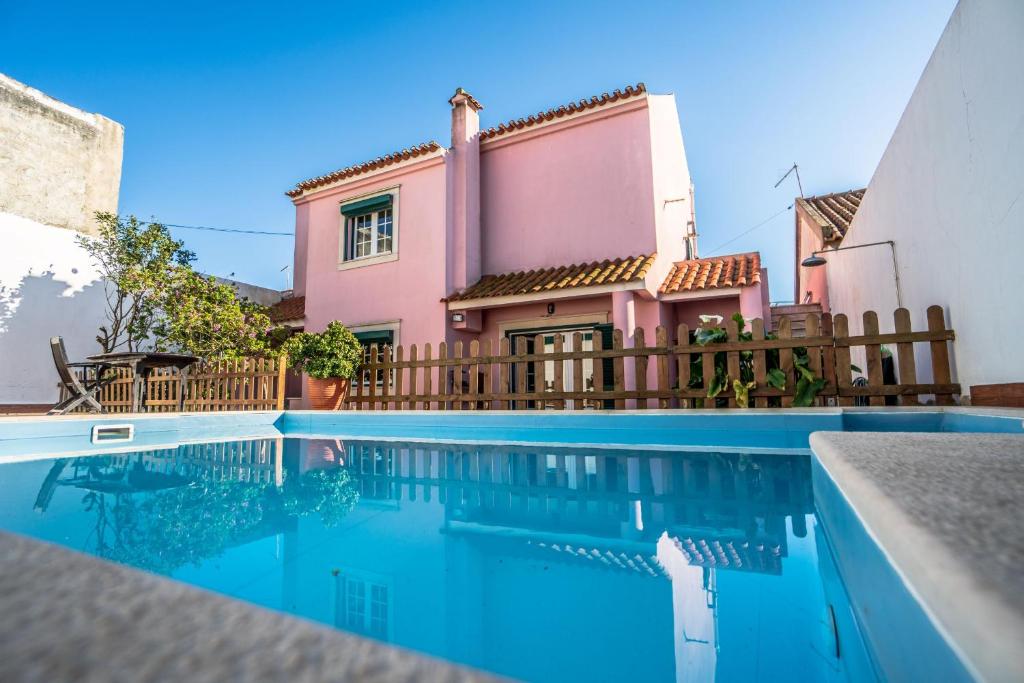 uma casa com piscina em frente a uma casa em Ahoy Surf House em Ferrel